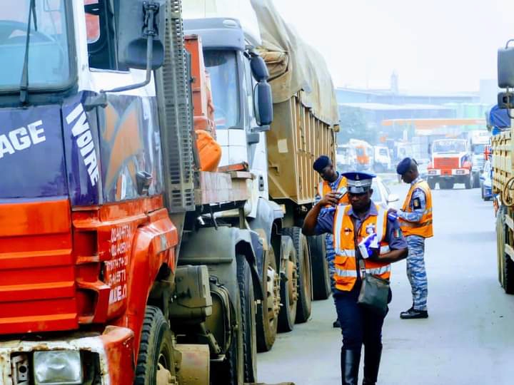 Côte d’Ivoire : les véhicules poids lourds de plus de 10 tonnes interdits de circuler, du dimanche 28 janvier à 23H59mn au mardi 30 janvier 2024 à 21h (Officiel).