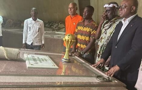 Sports –  Côte d’Ivoire-AIP/ Les Eléphants dans le caveau intime des Boigny avec le trophée de la CAN 2023.