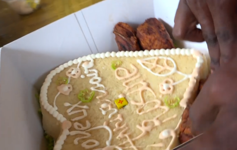 Jeune Ivoirien, Serge Armand est un entrepreneur qui a le secret des semoules de manioc accompagnées de poisson thon (garba).