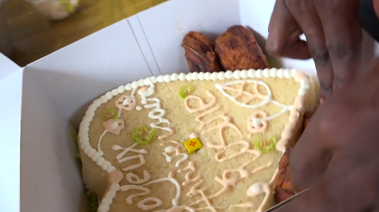 Jeune Ivoirien, Serge Armand est un entrepreneur qui a le secret des semoules de manioc accompagnées de poisson thon (garba).