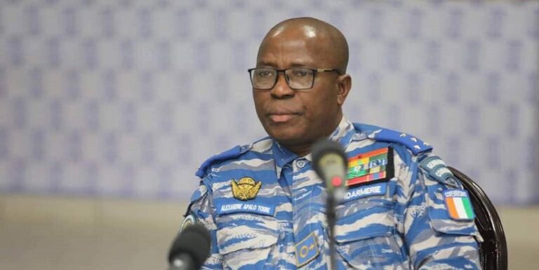 Le-commandant-superieur-de-la-gendarmerie-nationale-le-general-de-corps-darmee-Alexandre-Apalo-Toure-768x385