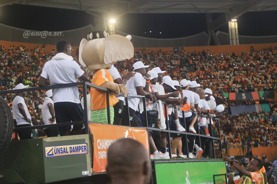 can-2023-ceremonie-de-presentation-de-trophee-au-stade-felix-houphouet-boig_rdn8gpq2dx