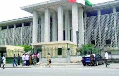 Société – Côte d’Ivoire : 31 personnes inculpées et placées sous mandat de dépôt pour  » exploitation de substances minérales sans titre minier  » ( Procureur).