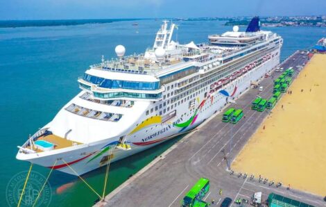 Le port autonome d’Abidjan accueille un grand navire de croisière, le Norwegian Dawn.