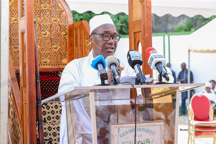 le-president-de-la-republique-sem-alassane-ouattara-a-pris-part-a-la-priere_m1awk010t1