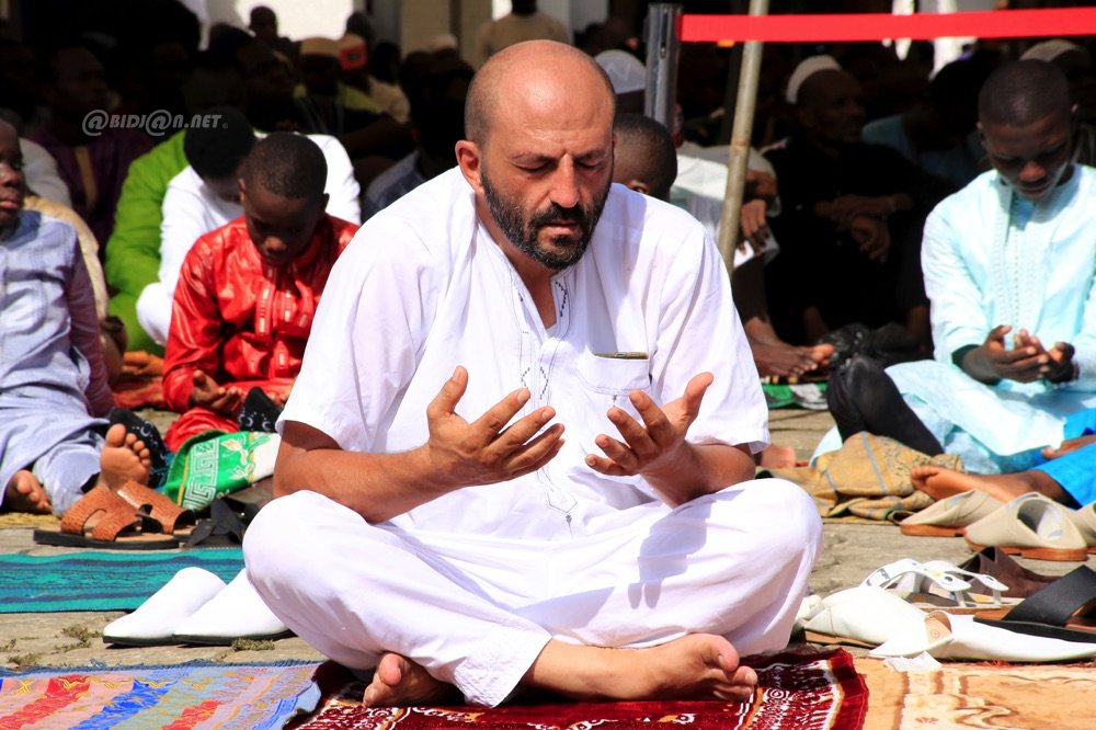 religion-le-chef-de-letat-prend-part-a-la-priere-marquant-la-fin-du-ramadan_76fmnv0dr24