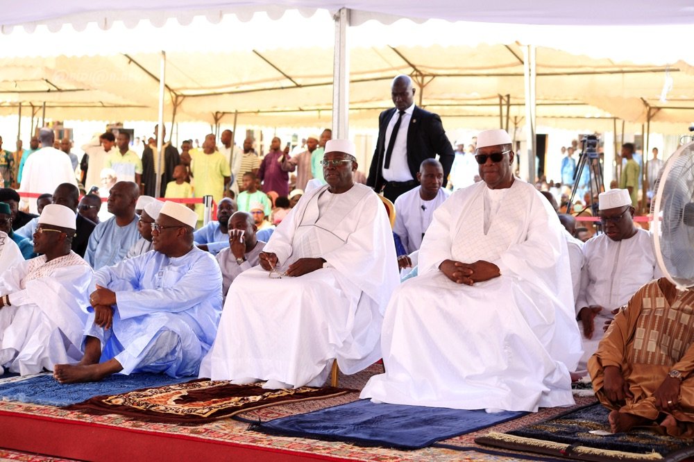 religion-le-chef-de-letat-prend-part-a-la-priere-marquant-la-fin-du-ramadan_8h89y1rz3lq