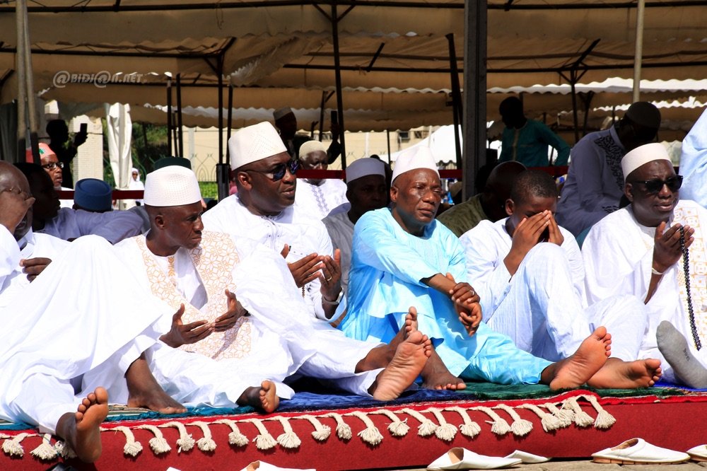 religion-le-chef-de-letat-prend-part-a-la-priere-marquant-la-fin-du-ramadan_i2qg7syqyij