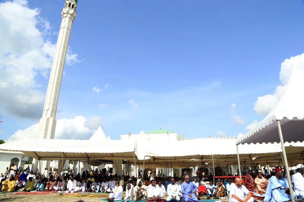 religion-le-chef-de-letat-prend-part-a-la-priere-marquant-la-fin-du-ramadan_o30u8qgbqcf
