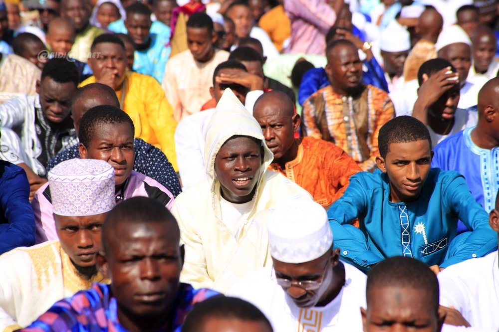 religion-le-chef-de-letat-prend-part-a-la-priere-marquant-la-fin-du-ramadan_q253frflaeb