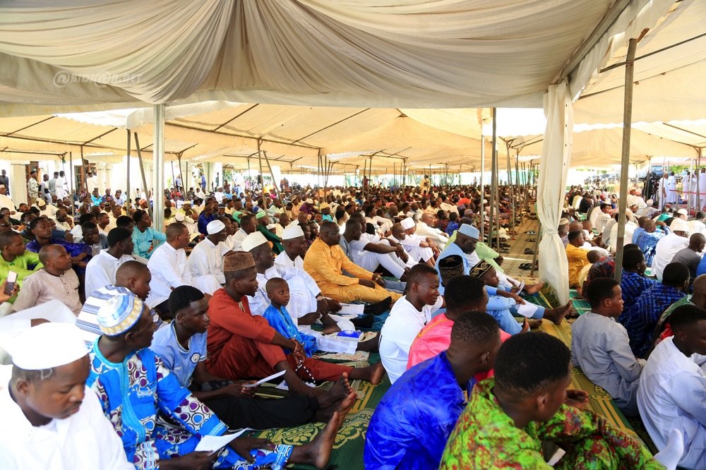 religion-le-chef-de-letat-prend-part-a-la-priere-marquant-la-fin-du-ramadan_vucg91iwucm