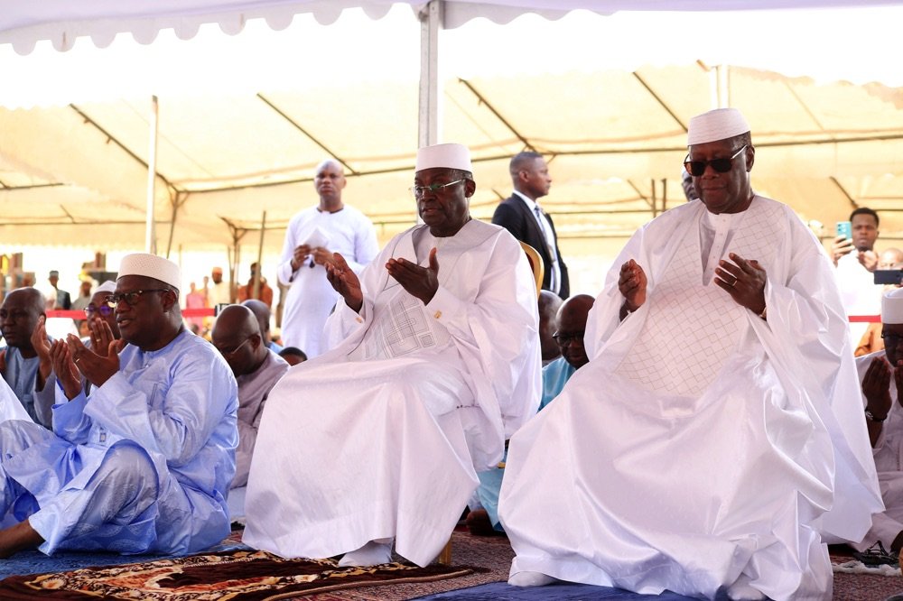 religion-le-chef-de-letat-prend-part-a-la-priere-marquant-la-fin-du-ramadan_x43b0css4bc