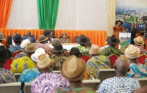 Le Ministre Gouverneur du District autonome d’Abidjan, Cissé Ibrahima Bacongo a échangé avec une délégation des chefferies traditionnelles de 59 villages Akyiés