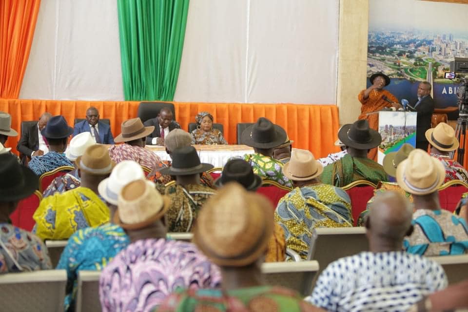 Le Ministre Gouverneur du District autonome d’Abidjan, Cissé Ibrahima Bacongo a échangé avec une délégation des chefferies traditionnelles de 59 villages Akyiés