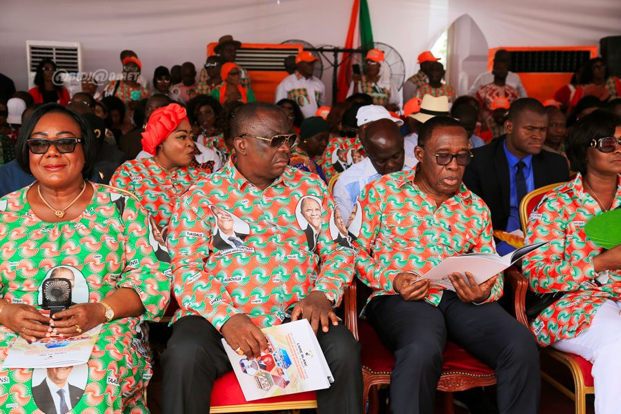 ceremonie-d-hommage-de-la-population-de-l-agneby-tiassa-au-president-alassa_0v0p22pmibpr