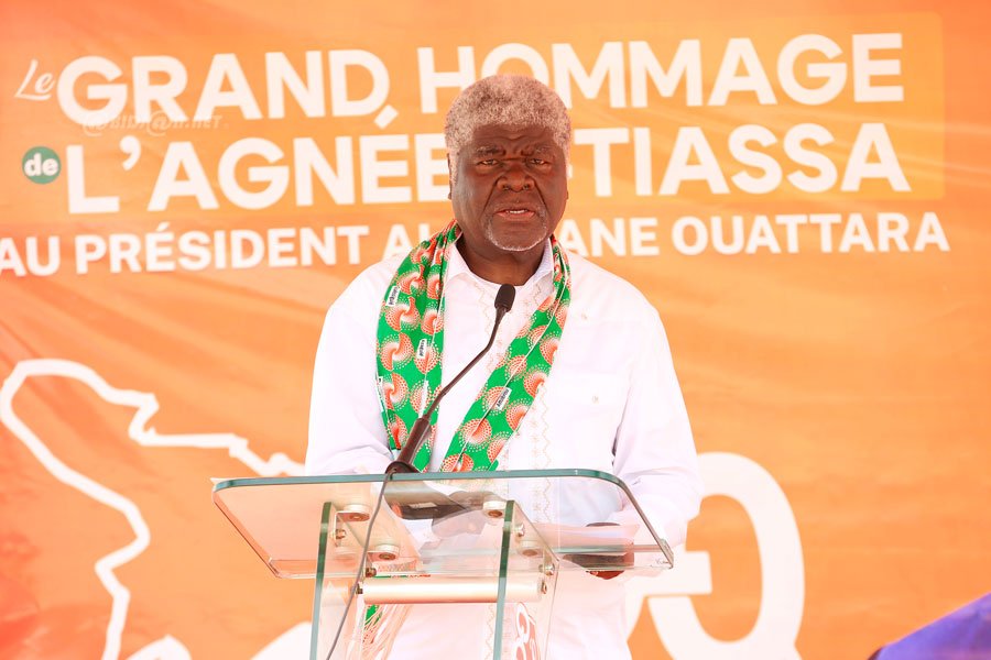 ceremonie-d-hommage-de-la-population-de-l-agneby-tiassa-au-president-alassa_2hbdsw0jg8a