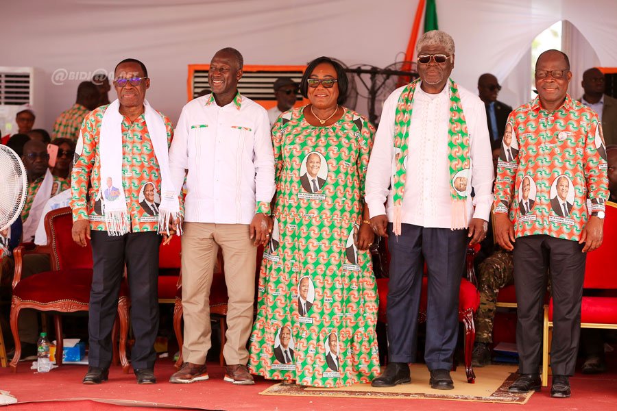 ceremonie-d-hommage-de-la-population-de-l-agneby-tiassa-au-president-alassa_2rkqhtb2awk
