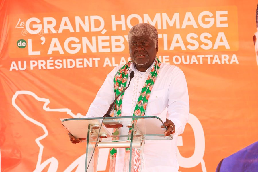 ceremonie-d-hommage-de-la-population-de-l-agneby-tiassa-au-president-alassa_6r3sawou334