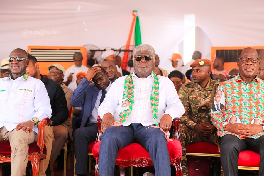 ceremonie-d-hommage-de-la-population-de-l-agneby-tiassa-au-president-alassa_fvys1pci51l