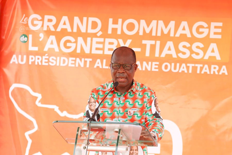 ceremonie-d-hommage-de-la-population-de-l-agneby-tiassa-au-president-alassa_hfvof87px76