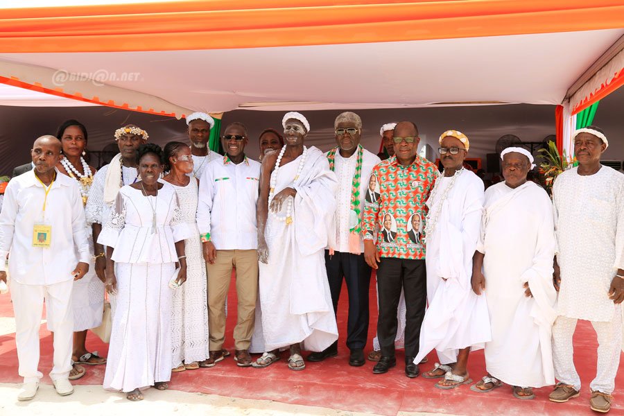 ceremonie-d-hommage-de-la-population-de-l-agneby-tiassa-au-president-alassa_iswi73cazun