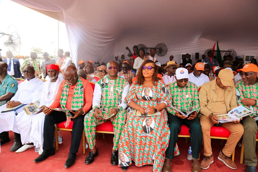 ceremonie-d-hommage-de-la-population-de-l-agneby-tiassa-au-president-alassa_nah4quqmib