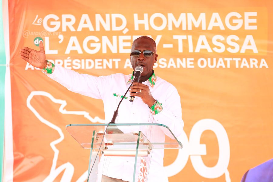 ceremonie-d-hommage-de-la-population-de-l-agneby-tiassa-au-president-alassa_pdab231xv7