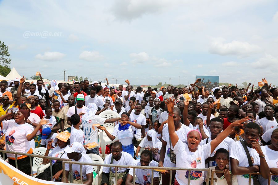 ceremonie-d-hommage-de-la-population-de-l-agneby-tiassa-au-president-alassa_r6fihgud34