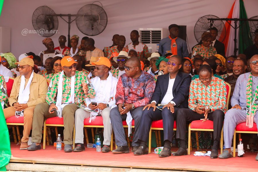 ceremonie-d-hommage-de-la-population-de-l-agneby-tiassa-au-president-alassa_t8ipawge3n