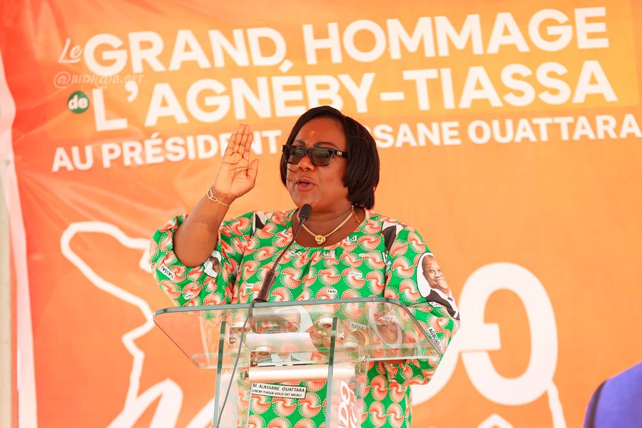 ceremonie-d-hommage-de-la-population-de-l-agneby-tiassa-au-president-alassa_ury93bw5en