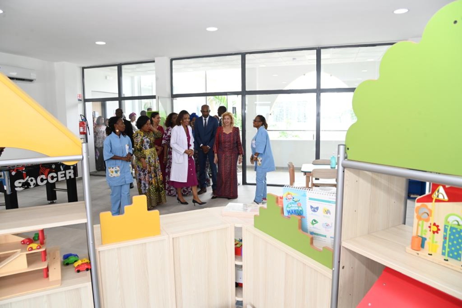 la-premiere-dame-inaugure-la-maison-de-vie-de-l-hopital-mere-enfant_fdfsetavwya