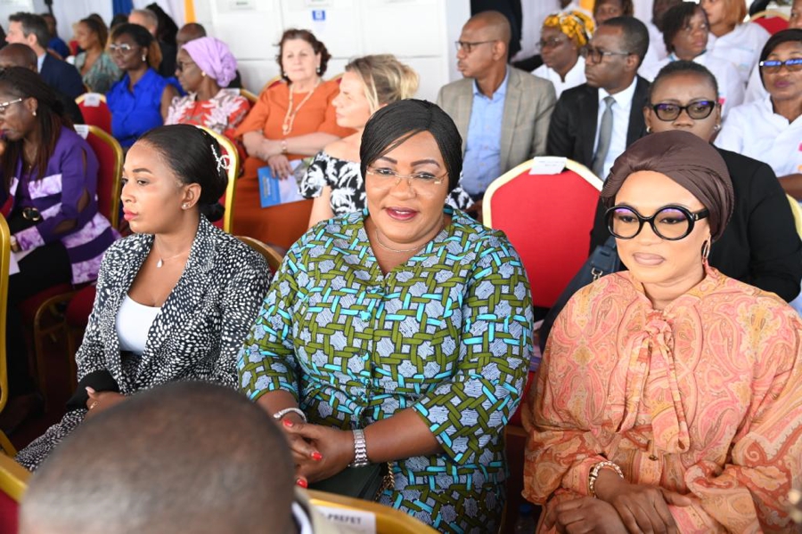 la-premiere-dame-inaugure-la-maison-de-vie-de-l-hopital-mere-enfant_r9xgb4gg61b