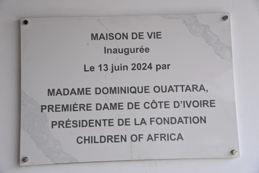 la-premiere-dame-inaugure-la-maison-de-vie-de-l-hopital-mere-enfant_y2ca11fw1i