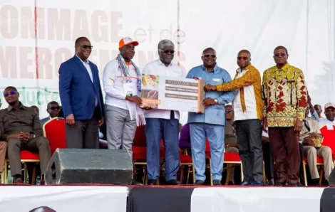 Côte d’Ivoire : des milliers de producteurs de café-cacao rendent hommage à Alassane Ouattara et paient sa caution pour la présidentielle 2025.