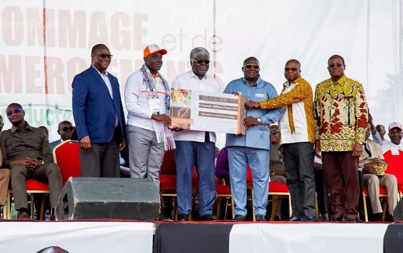 Côte d’Ivoire : des milliers de producteurs de café-cacao rendent hommage à Alassane Ouattara et paient sa caution pour la présidentielle 2025.