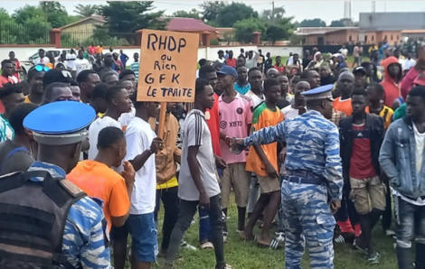 Divo – Côte d’Ivoire-AIP/Manifestations violentes à Hiré : le maire Gilbert Kacou promet une conférence de presse pour expliquer la situation.