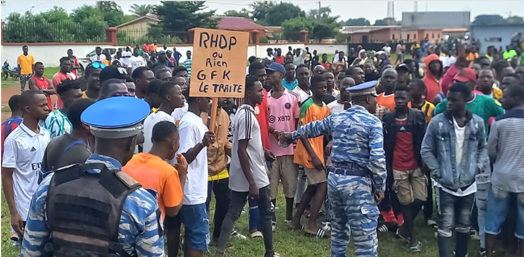 Divo – Côte d’Ivoire-AIP/Manifestations violentes à Hiré : le maire Gilbert Kacou promet une conférence de presse pour expliquer la situation.
