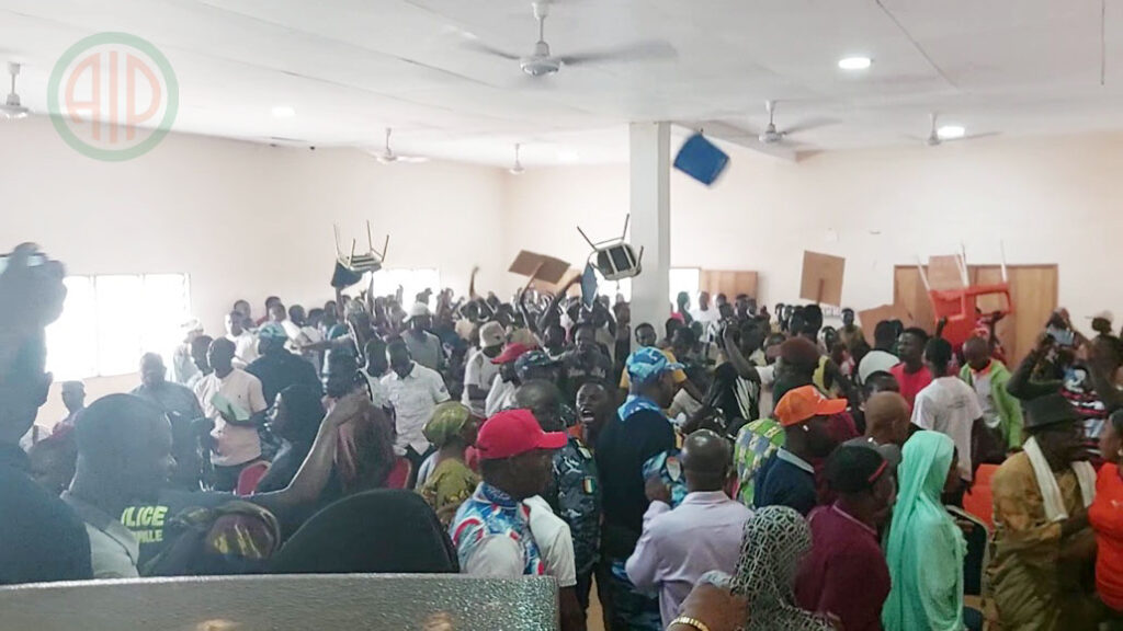 Les-jeunes-manifestants-font-voler-en-lair-des-chaises-et-des-seaux-pour-interrompre-la-reunion-du-conseil-municipal-dHire-du-02-07-24-1024x576