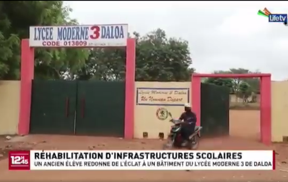 Un ancien élève du lycée moderne 3 de Daloa réhabilite des salles de classe de l’établissement.