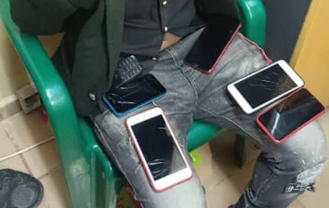 Baccalauréat 2023 : un fraudeur en possession de 05 téléphones portables interpellé à Abobo.