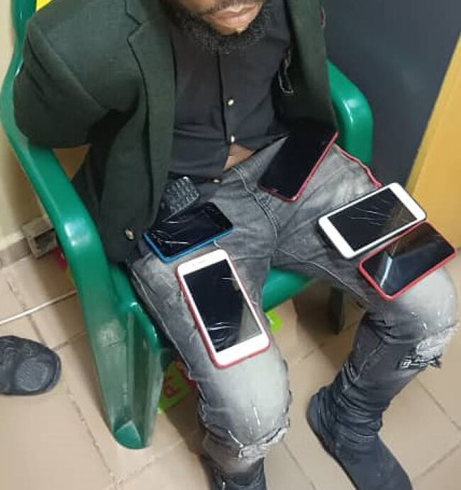Baccalauréat 2023 : un fraudeur en possession de 05 téléphones portables interpellé à Abobo.