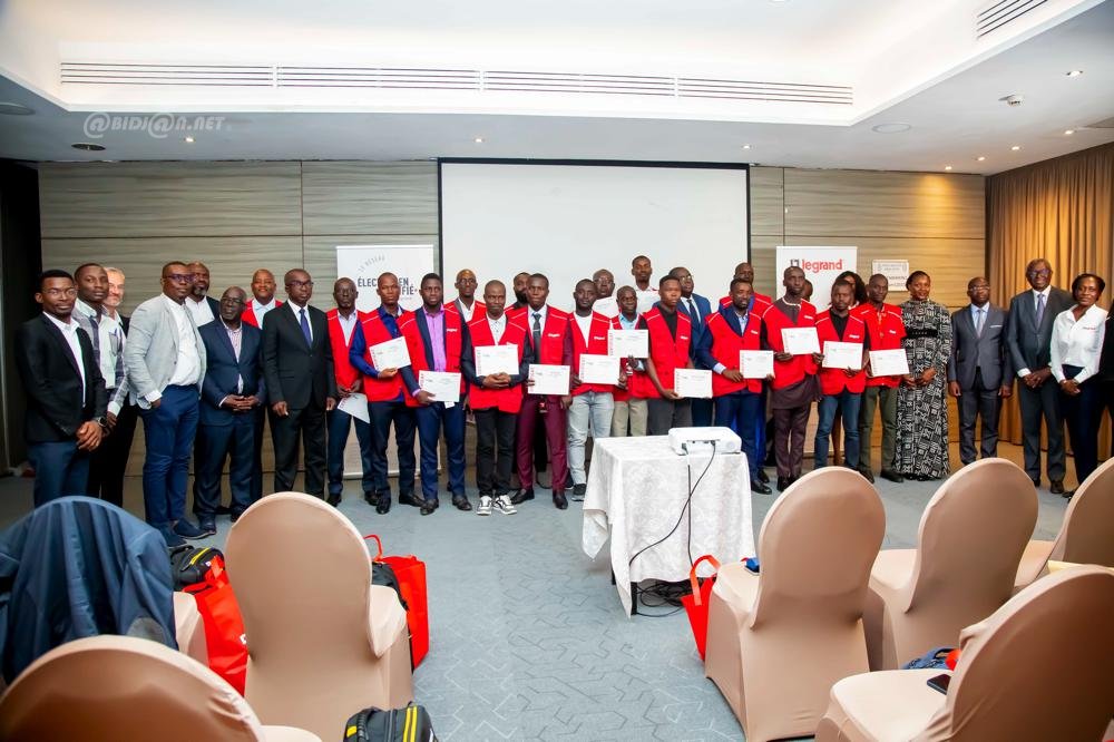 Economie – Sécurité électrique : Le groupe « Legrand » présente la 1ère promotion de son programme  » Électriciens certifiés  » en Côte d’Ivoire