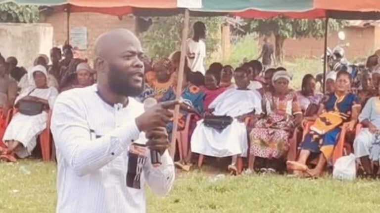 Koua Justin accuse les maires pro-Ouattara de “distribuer frauduleusement des extraits de naissance aux étrangers”.