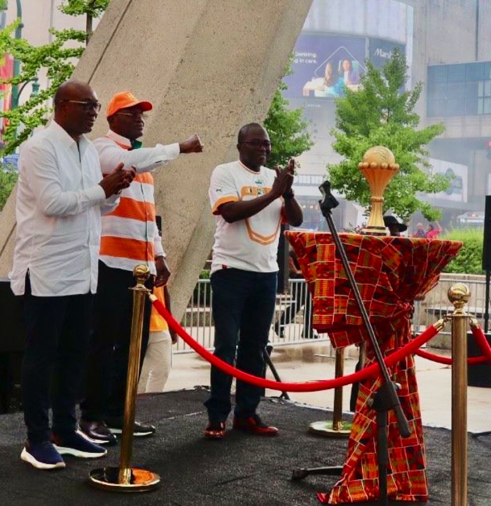 football-le-trophee-de-la-coupe-d-afrique-des-nations-recoit-un-accueil-pop_54lx6vvkwe2