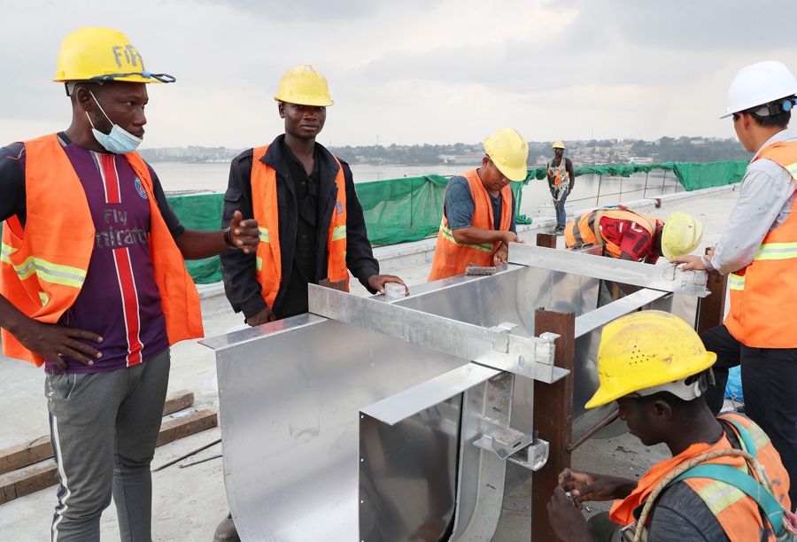 Insertion professionnelle des jeunes : les programmes du gouvernement font leur preuve.
