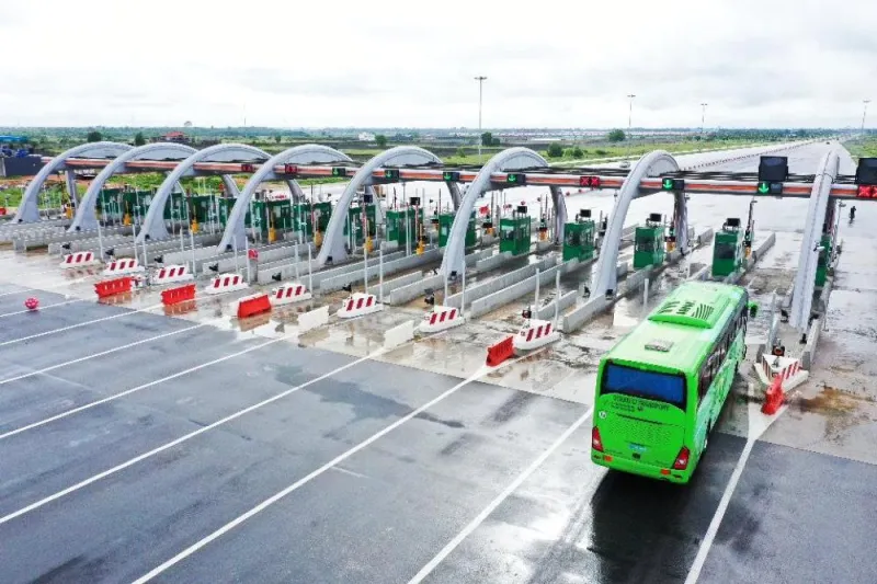 100750-infrastructure-routiere-le-ministre-amede-koffi-kouakou-inaugure-le-poste-a-tgvtsuka02