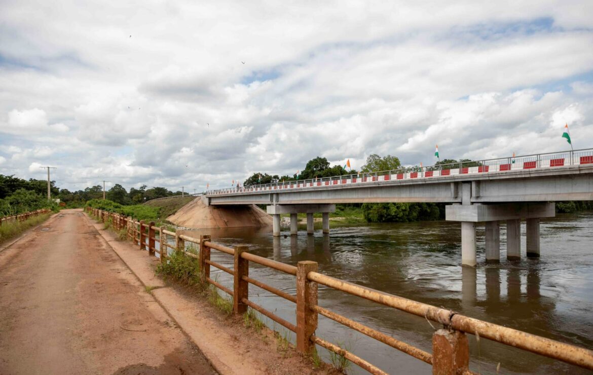 Le Vice-Président de la République a inauguré le pont Alassane OUATTARA de Guiglo sur la rivière N’Zo.