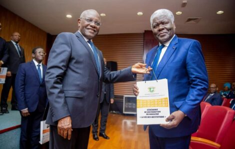 Côte d’Ivoire: le Premier ministre Beugré Mambé salue le lancement du magazine « La Vie des Institutions » pour une meilleure transparence et communication gouvernementale.