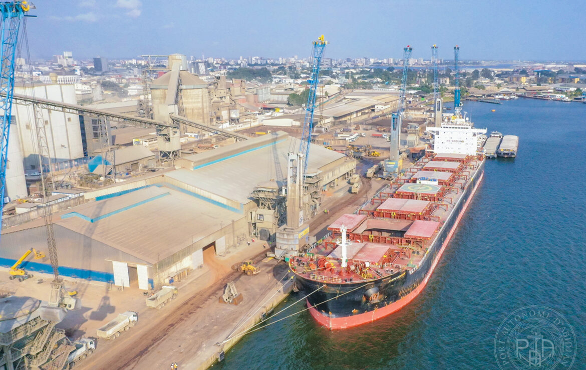 Économie : Un navire d’une capacité de 75 000 tonnes accoste au Port d’Abidjan (PAA)