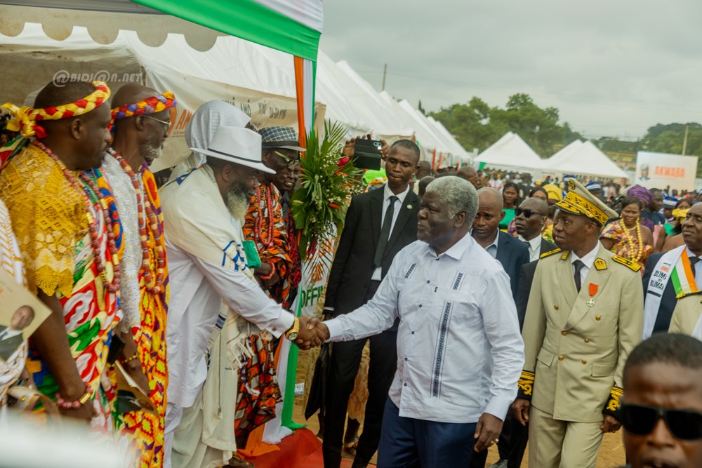 visite-officielle-du-premier-ministre-robert-beugre-mambe-aupres-des-popula_5giky62waiv